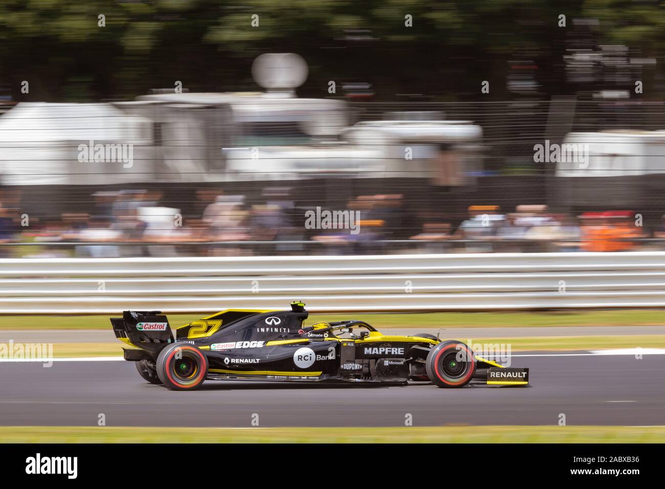 Nico Hulkenberg en la vía en el Renault RS19, los entrenamientos del viernes. Gran Premio de Gran Bretaña, Silverstone 2019 Foto de stock