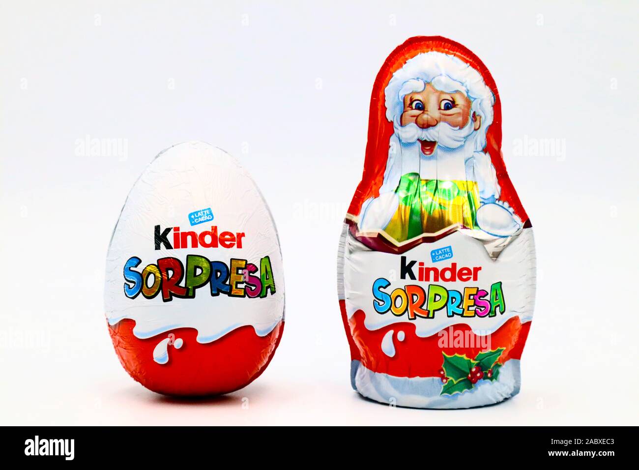 Kinder sorpresa los huevos de chocolate de temática navideña con Santa  Claus. Kinder sorpresa es una marca de productos fabricados en Italia por  Ferrero Fotografía de stock - Alamy