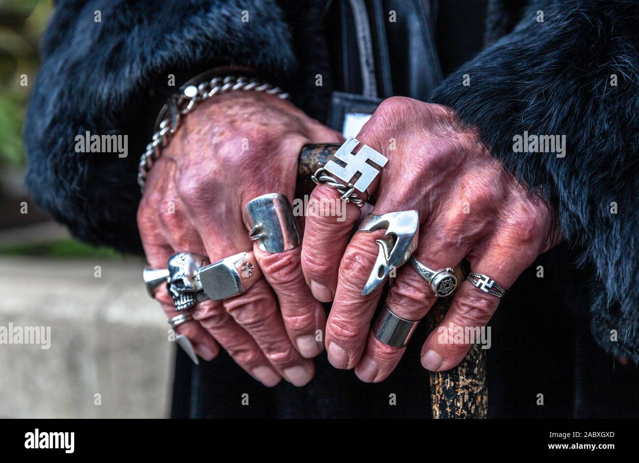 Las manos del hombre llevaba muchos anillos de metal Fotografía de stock -  Alamy