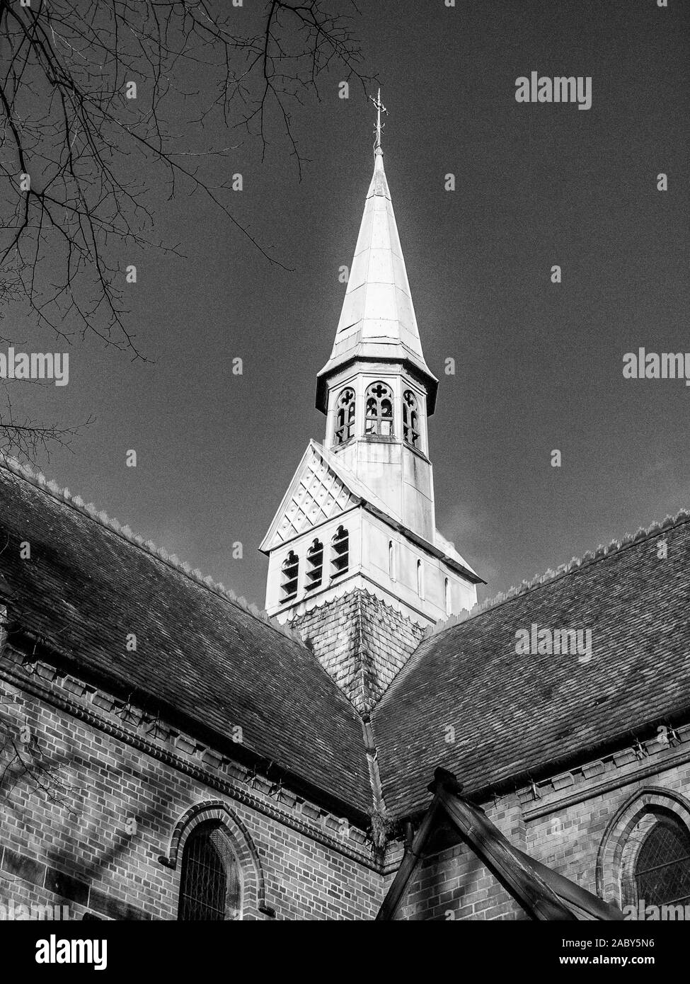 Torre de la iglesia de St Michael's Church en black & white, Coppenhall Crewe Cheshire UK Foto de stock
