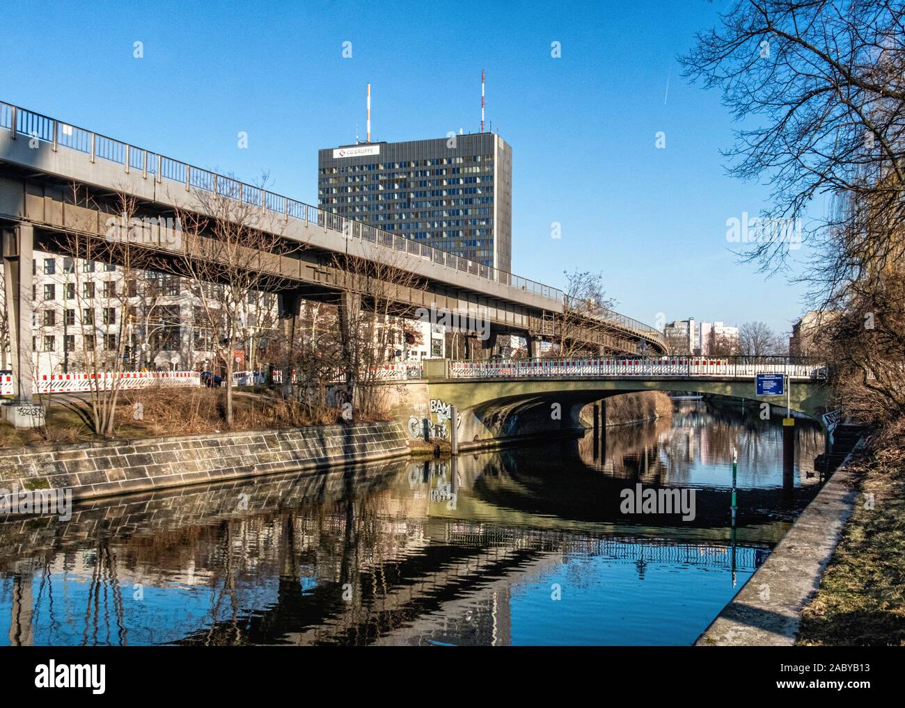Canal Landwehr con niveles elevados de U-bahn viaducto ferroviario y CG Grupo edificio residencial en Friedrichshain-Kreuzberg,Berlín Foto de stock