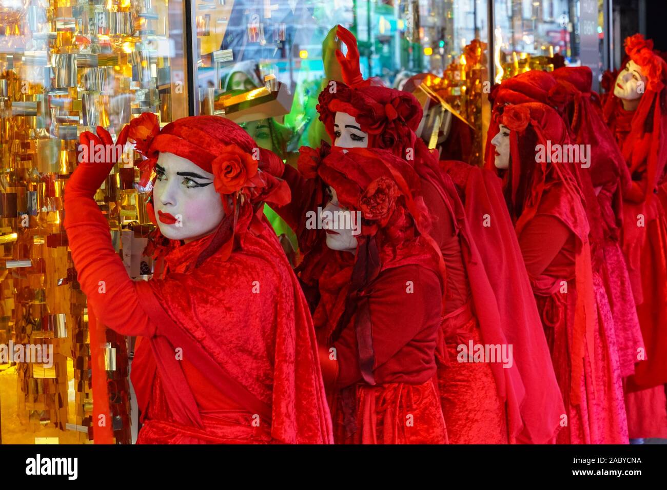 La Rebelión de extinción de la Brigada Roja protestando el Viernes Negro en Oxford Street en Londres, Inglaterra, Reino Unido, Reino Unido Foto de stock