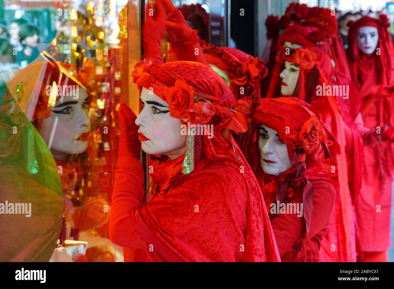 La Rebelión de extinción de la Brigada Roja protestando el Viernes Negro en Oxford Street en Londres, Inglaterra, Reino Unido, Reino Unido Foto de stock