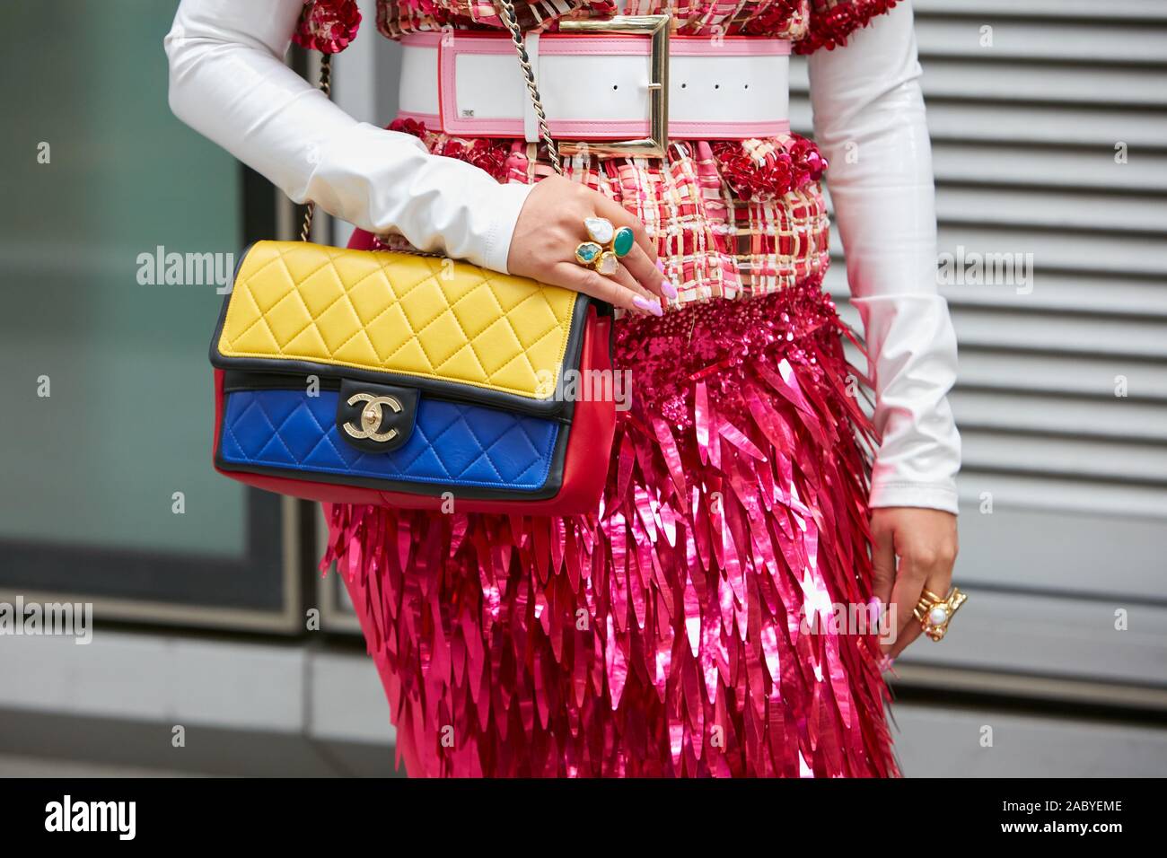 Milán, Italia - 19 de septiembre 2019: Mujer Chanel amarillo, azul y rojo y rosa bolsa de cuero falda metálica de Emporio Armani Fashion Show, Mila Fotografía de stock - Alamy