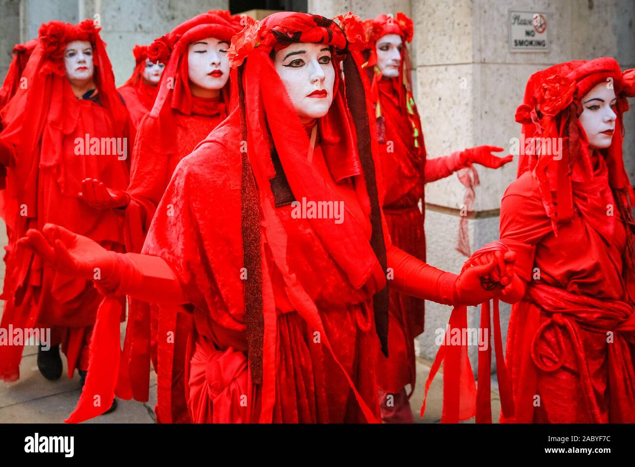 Westminster, Londres, Reino Unido. 29 Nov, 2019. La XR "Brigada Roja" unirse a la protesta cerca de la sede del Partido Conservador. Manifestantes de XR Extinción rebelión volver a comenzar su campaña de concientización y acción sobre el cambio climático en Westminster, uniéndose a su huelga de hambre de ordinario a los manifestantes a la sede del partido político en Westminster. Crédito: Imageplotter/Alamy Live News Foto de stock