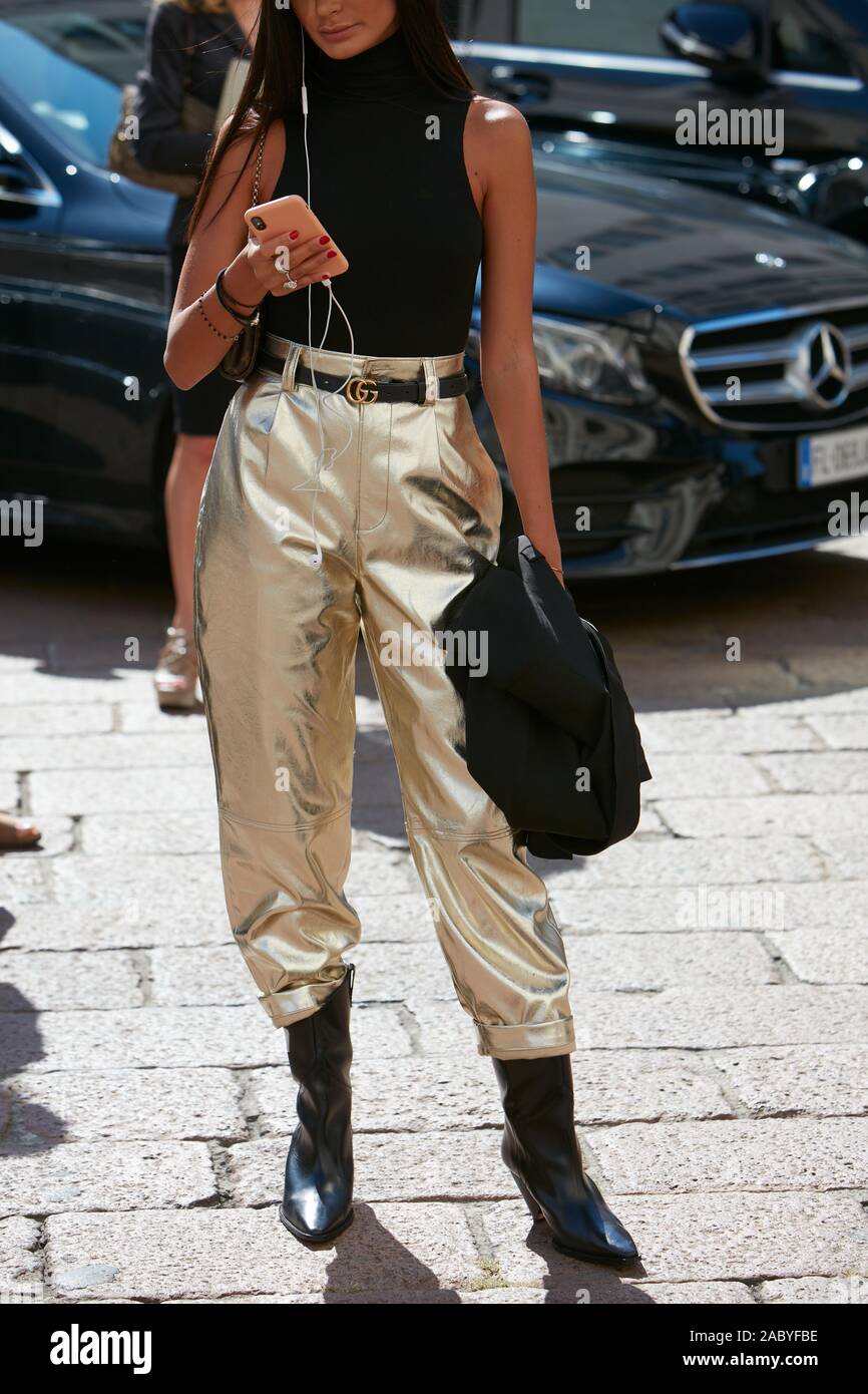 Milán, Italia - 19 de septiembre de 2019: Mujer con pantalones y metálico  dorado Gucci correa antes de Genny Fashion Show, la Semana de la moda de  Milán street style Fotografía de stock - Alamy