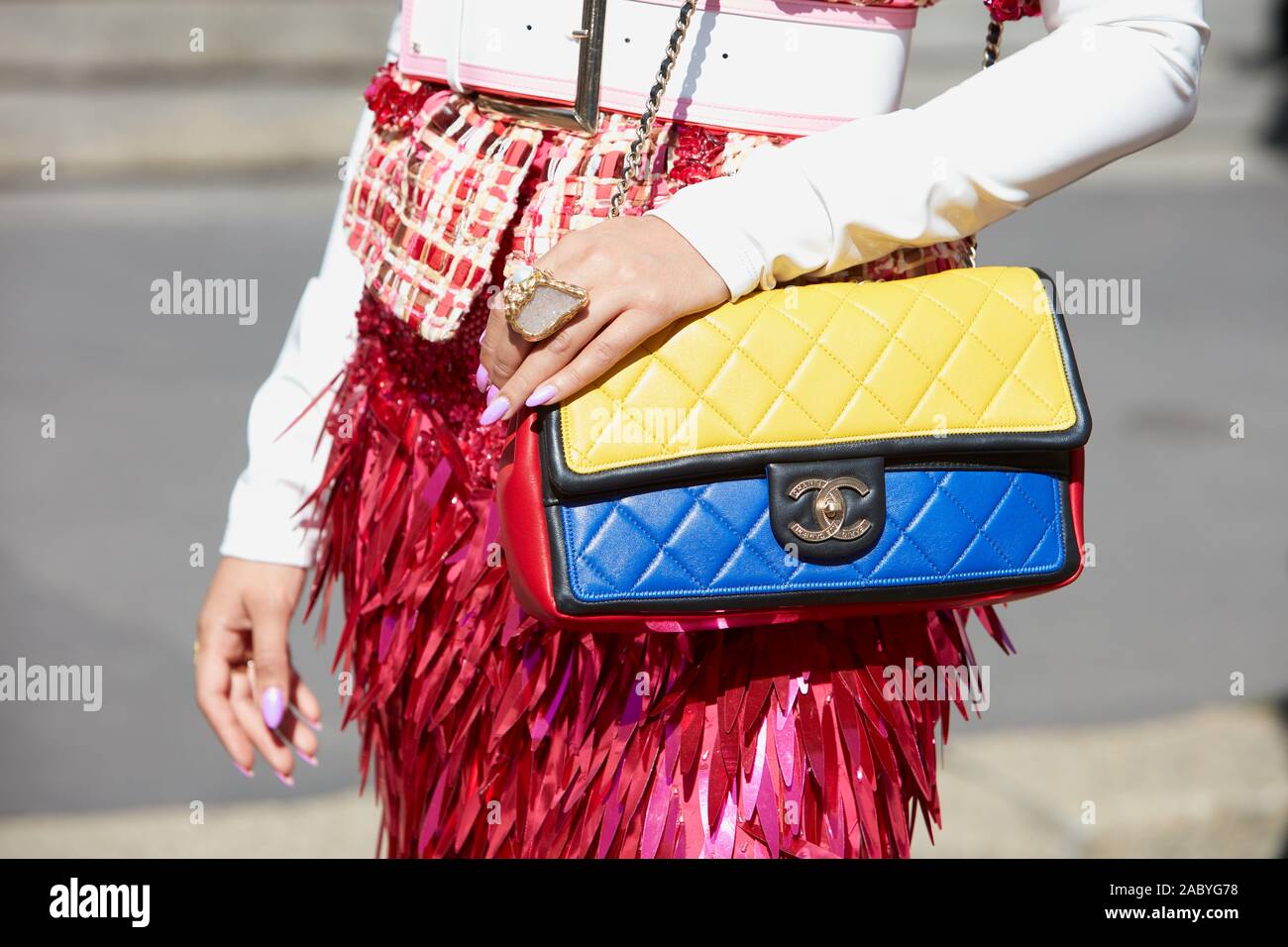 Milán, Italia - 19 de septiembre de Mujer con amarillo, azul y rojo Chanel bolsa Genny Fashion Show, la Semana de la moda Milán street style Fotografía de stock - Alamy