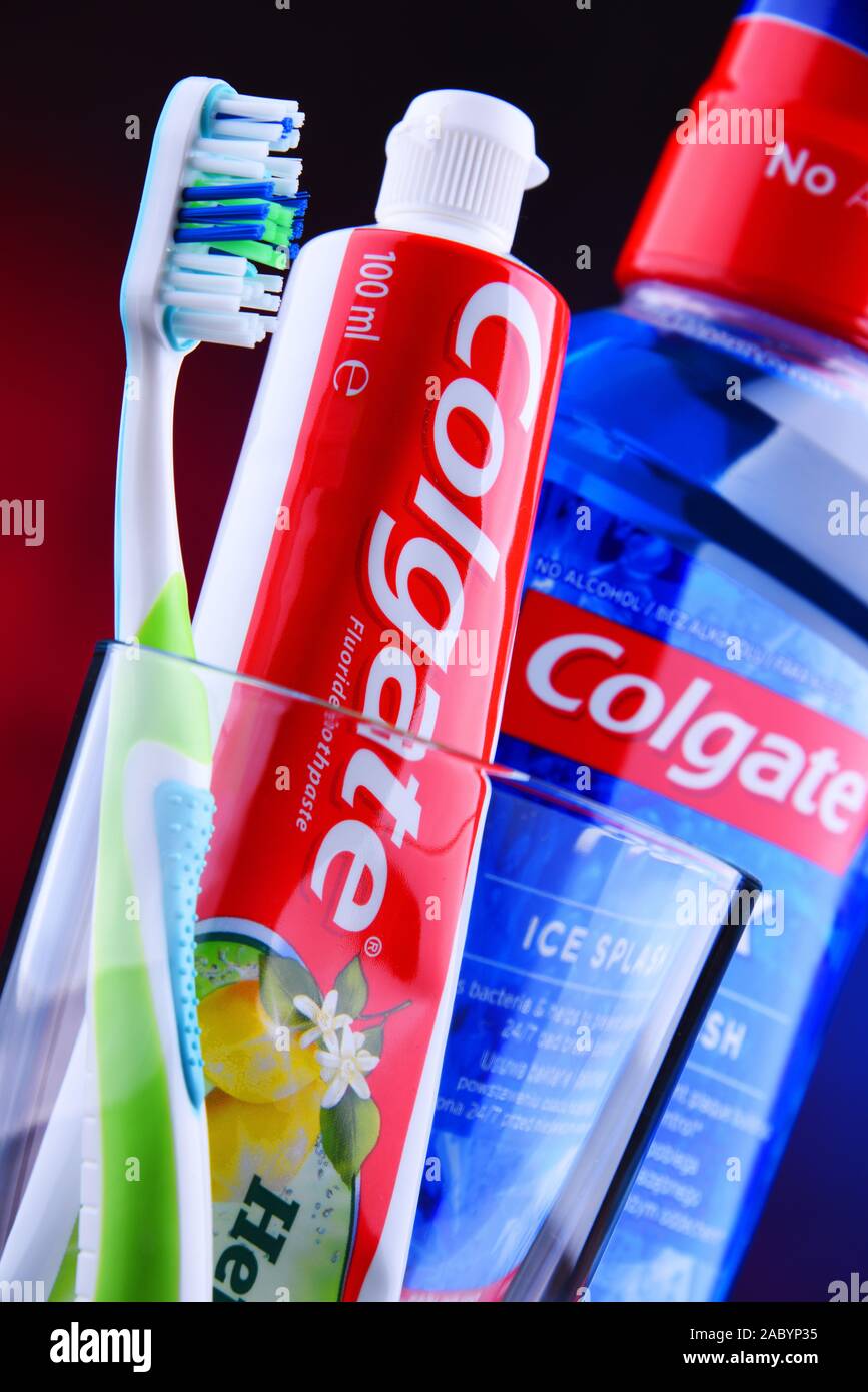 POZNAN, POL - Mar 15, 2019: pasta dental Colgate, una marca de productos de  higiene oral fabricado por American Consumer Goods Company de Colgate-Palmolive  Fotografía de stock - Alamy