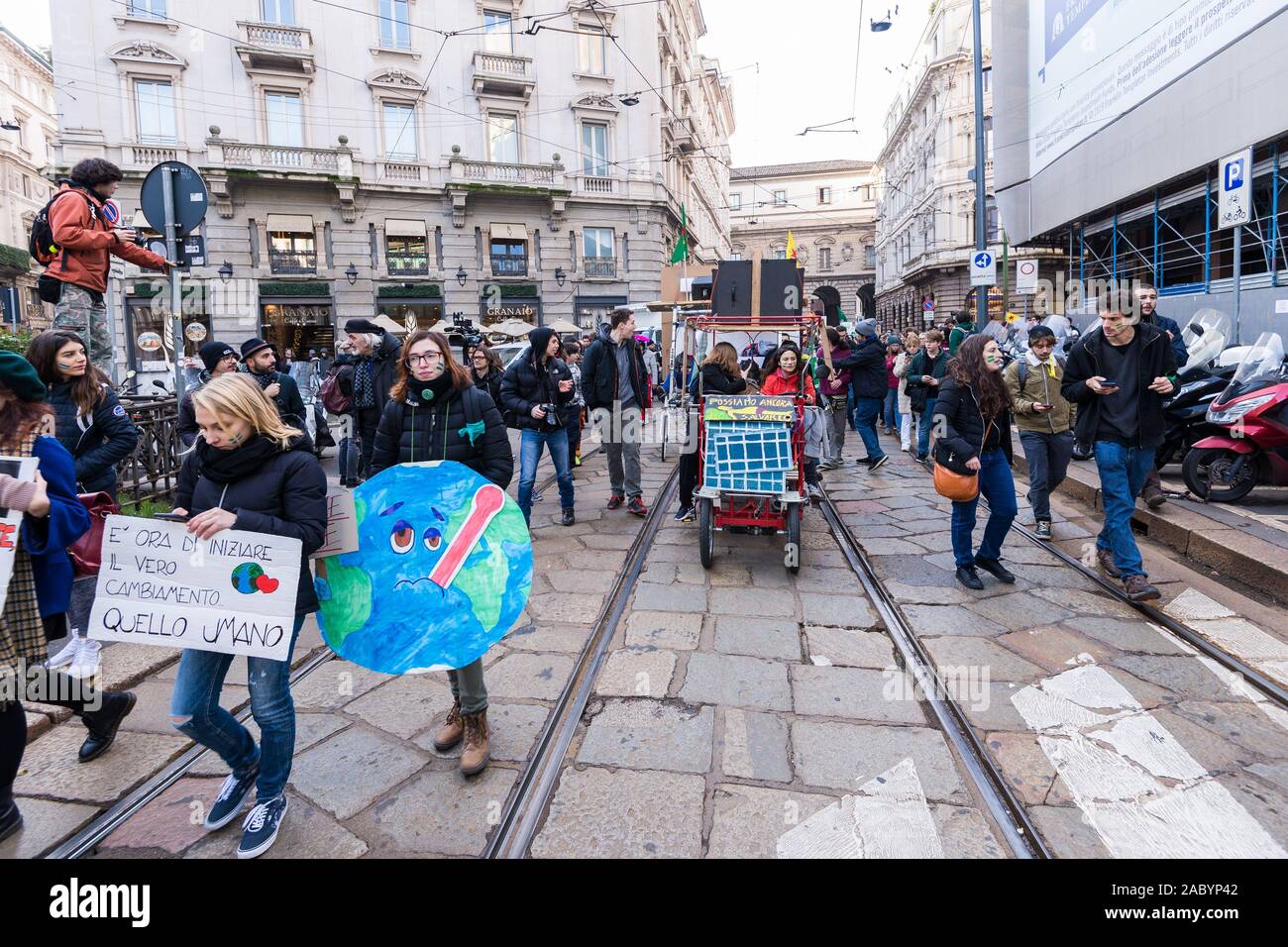 Milán, Italia - 29 de noviembre: viernes para una futura huelga la protesta, la huelga de los estudiantes para la política ambiental mundial. Foto de stock