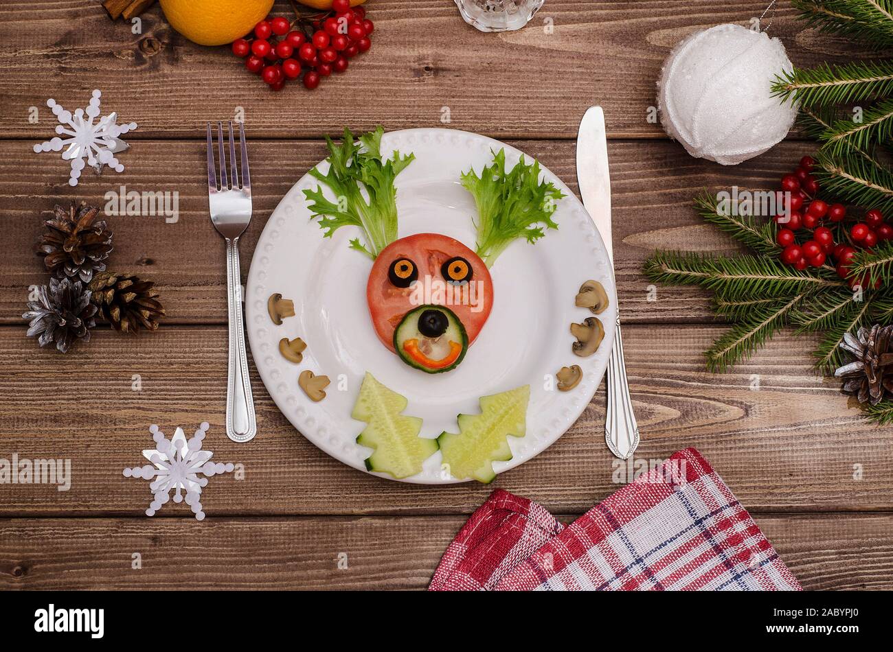 Venados de Navidad comestible hecha de verduras para las fiestas de Navidad  y Año Nuevo la tabla. Idea para decorar platos de vacaciones. Qué agradable  para servir verduras Fotografía de stock -