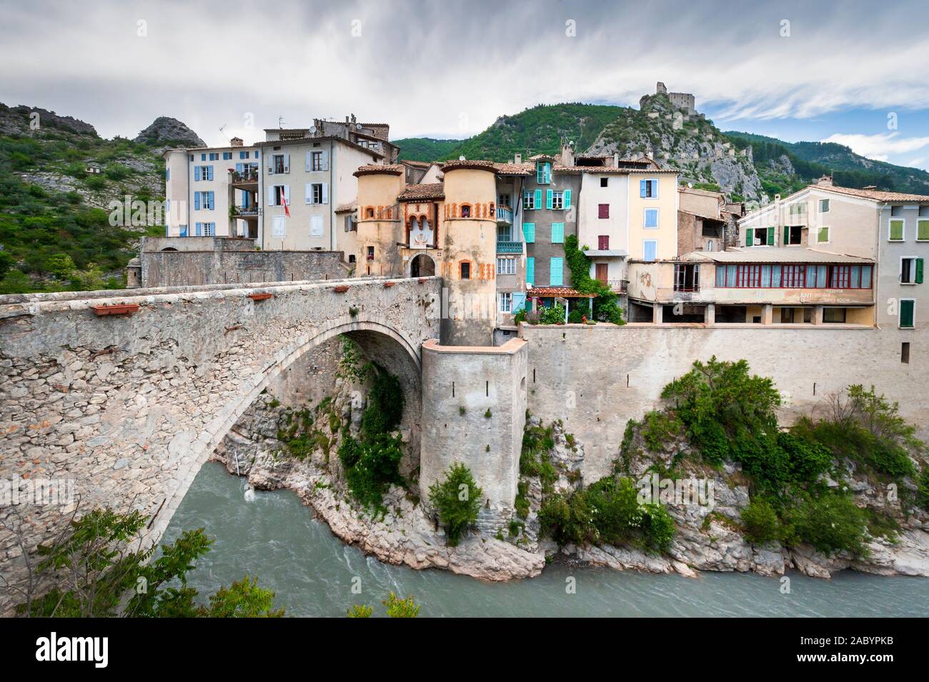 En los Alpes-de-Haute-Provence la ciudad medieval amurallada de Entrevaux recae sobre el río Var y por debajo de la cima de una montaña de la ciudadela. Foto de stock