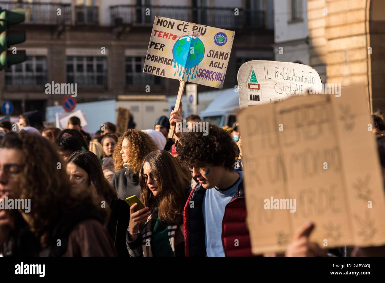 Milán, Italia - 29 de noviembre: viernes para una futura huelga la protesta, la huelga de los estudiantes para la política ambiental mundial. Foto de stock