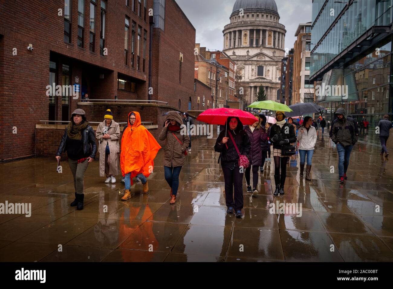 Londres Inglaterra gente caminando en la lluvia. Noviembre de 2019 Foto de stock