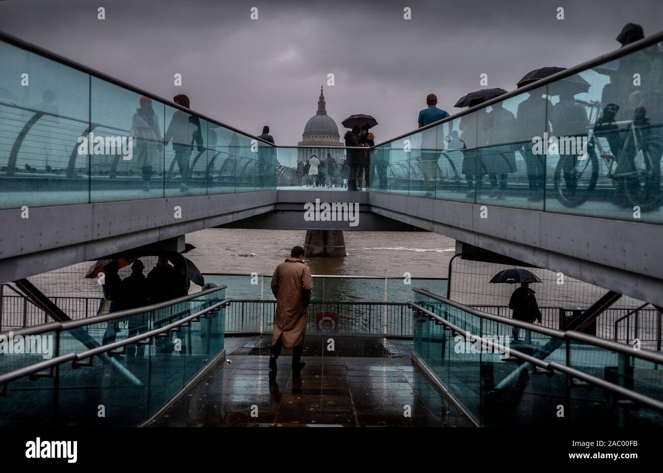 Londres Inglaterra gente caminando en la lluvia. Noviembre de 2019 Foto de stock