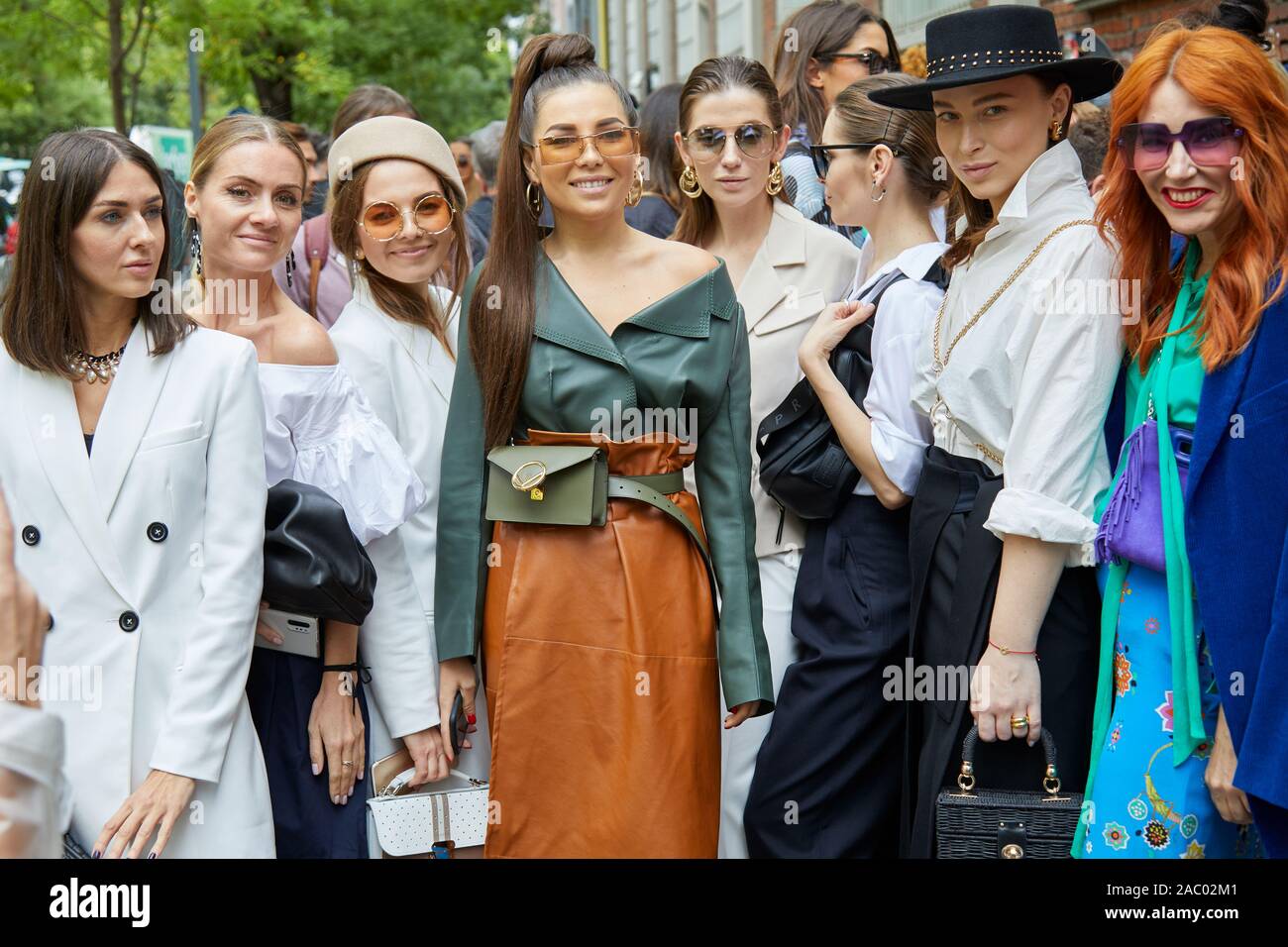 Milán, Italia - 19 de septiembre de 2019: Mujer con Louis Vuitton bolso con  cadena de oro y camisa blanca antes de Emporio Armani Fashion Show, Milán  Moda W Fotografía de stock - Alamy