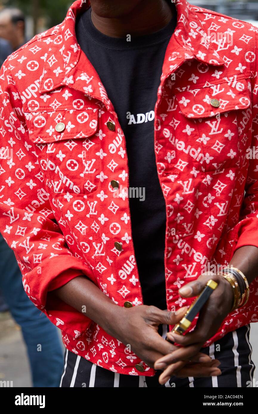 Milán, Italia - 19 de septiembre de 2019: el hombre con rojo chaqueta de  dril Louis Vuitton Supremo antes de Fendi Fashion Show, la Semana de la  moda de Milán street style
