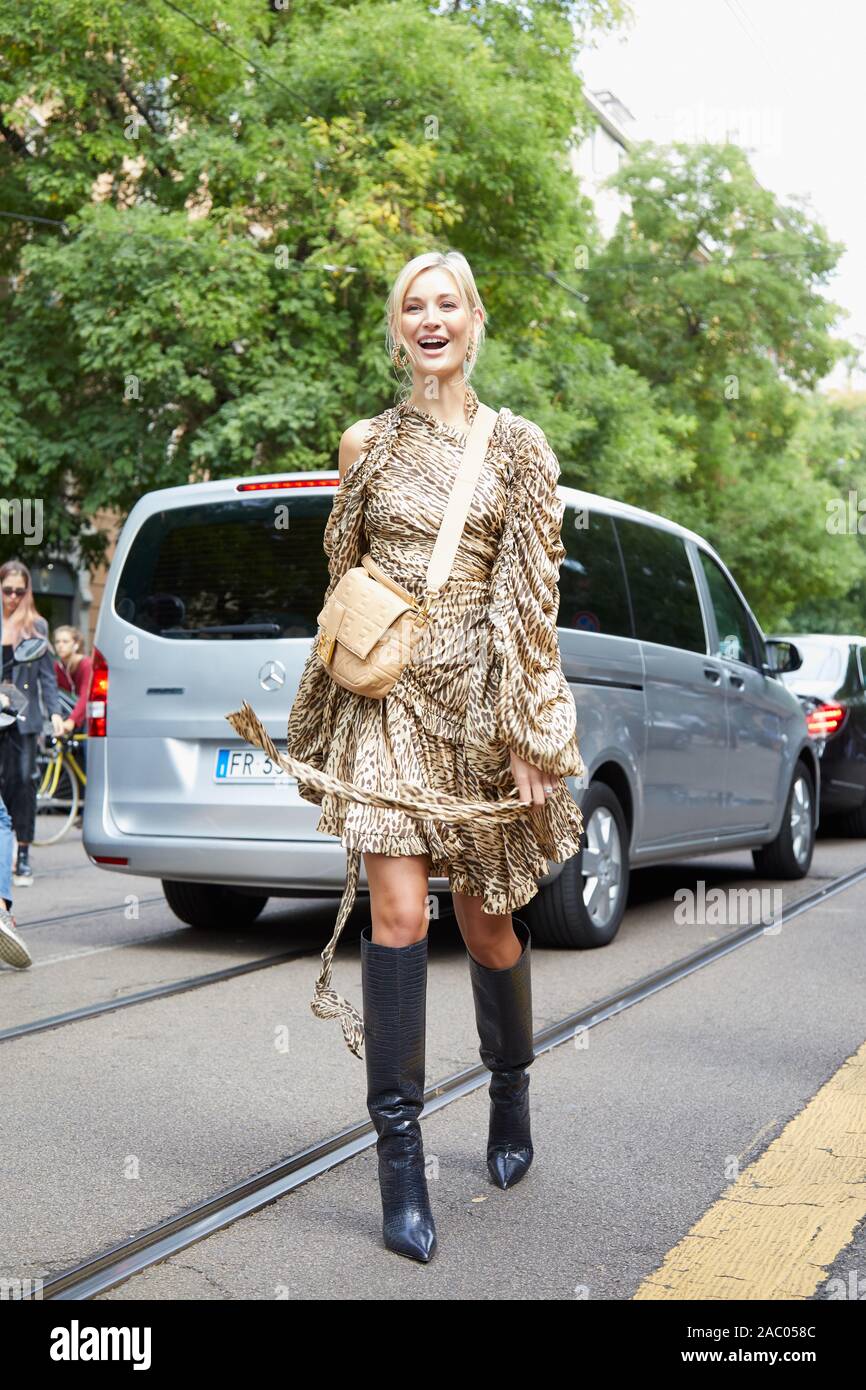 Milán, Italia - 19 de septiembre de 2019: Una mujer con tonos beige Fendi bolso y vestido de piel de leopardo de impresión antes de Fendi Fashion Show, la Semana de la moda de Milán street style Foto de stock