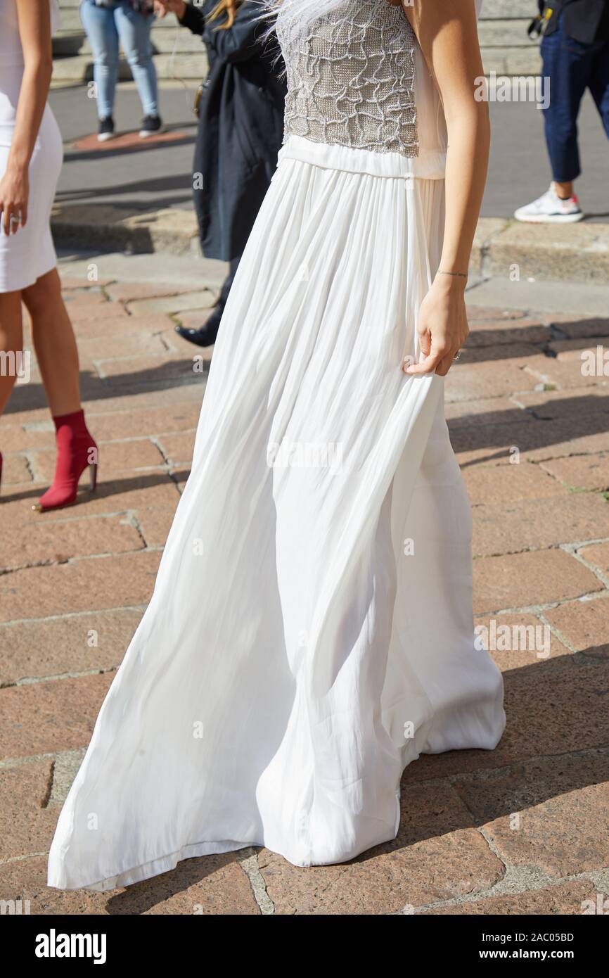 Toro suspicaz brecha Milán, Italia - 19 de septiembre de 2019: Una mujer con falda larga y  blanca en el viento antes de Genny Fashion Show, la Semana de la moda de  Milán street style