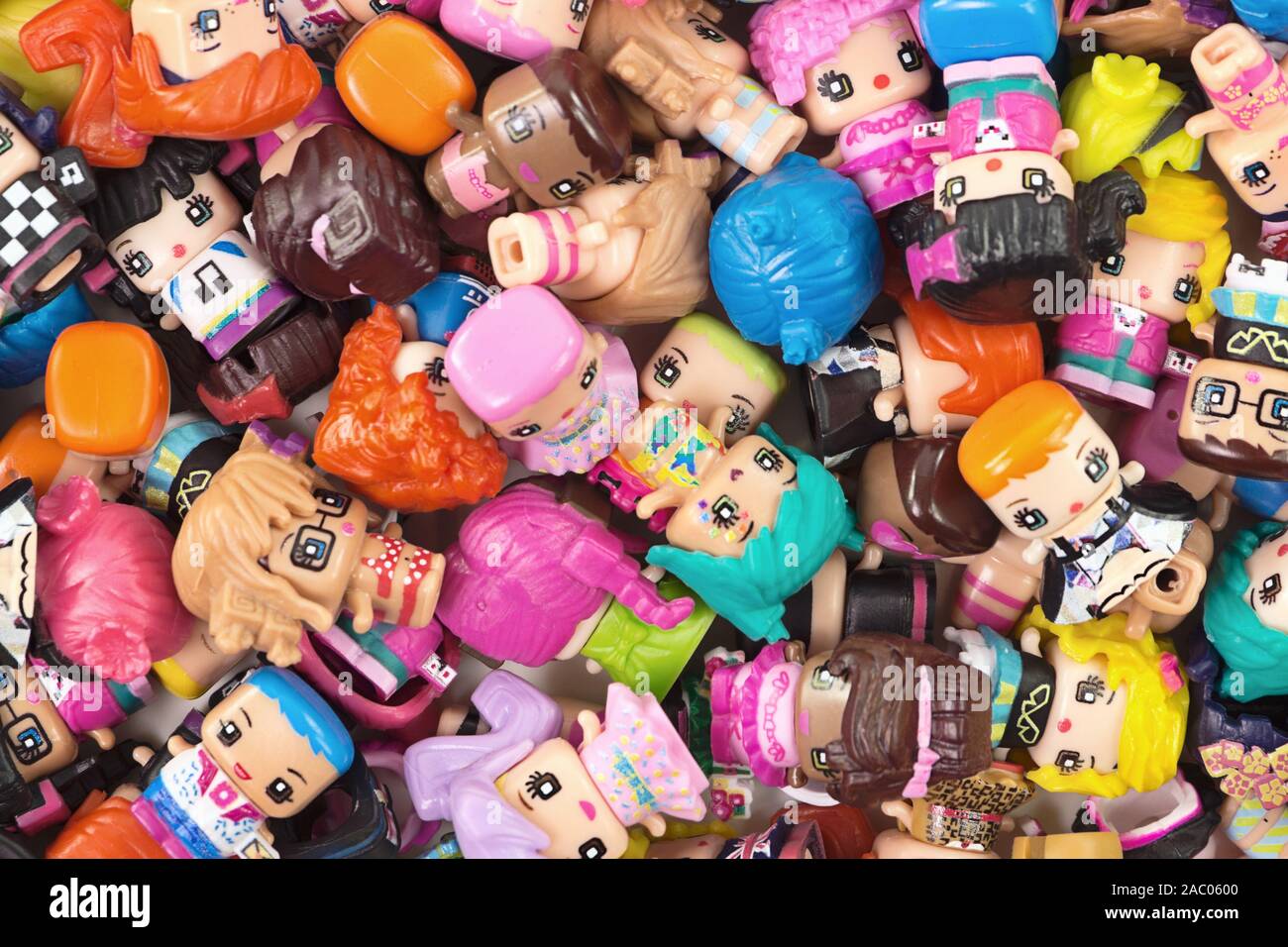 Muchas pequeñas muñecas hechas de diferentes piezas de plástico para niños  My Mini MixieQ de Mattel Fotografía de stock - Alamy