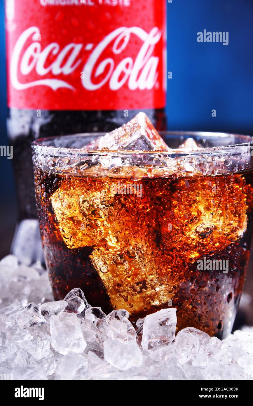 POZNAN, POL - Agosto 13, 2019: una botella y un vaso de Coca-Cola, un  refresco carbonatado fabricado por The Coca-Cola Company, con sede en  Atlanta Fotografía de stock - Alamy
