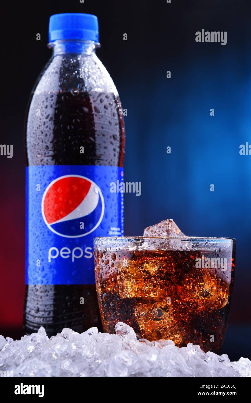 POZNAN, POL - Agosto 13, 2019: una botella y un vaso de Pepsi, un refresco  carbonatado producidos y fabricados por PepsiCo. La bebida fue creada y  Fotografía de stock - Alamy