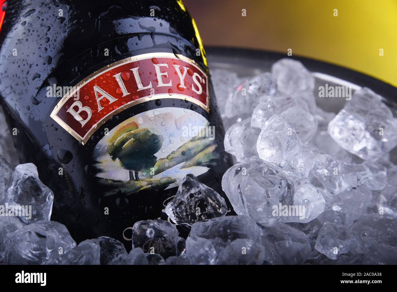 POZNAN, POL - Nov 15, 2019: Botella de Baileys crema irlandesa, Irish whiskey y licor de crema, hecha por Gilbeys de Irlanda. Actualmente la marca owne Foto de stock