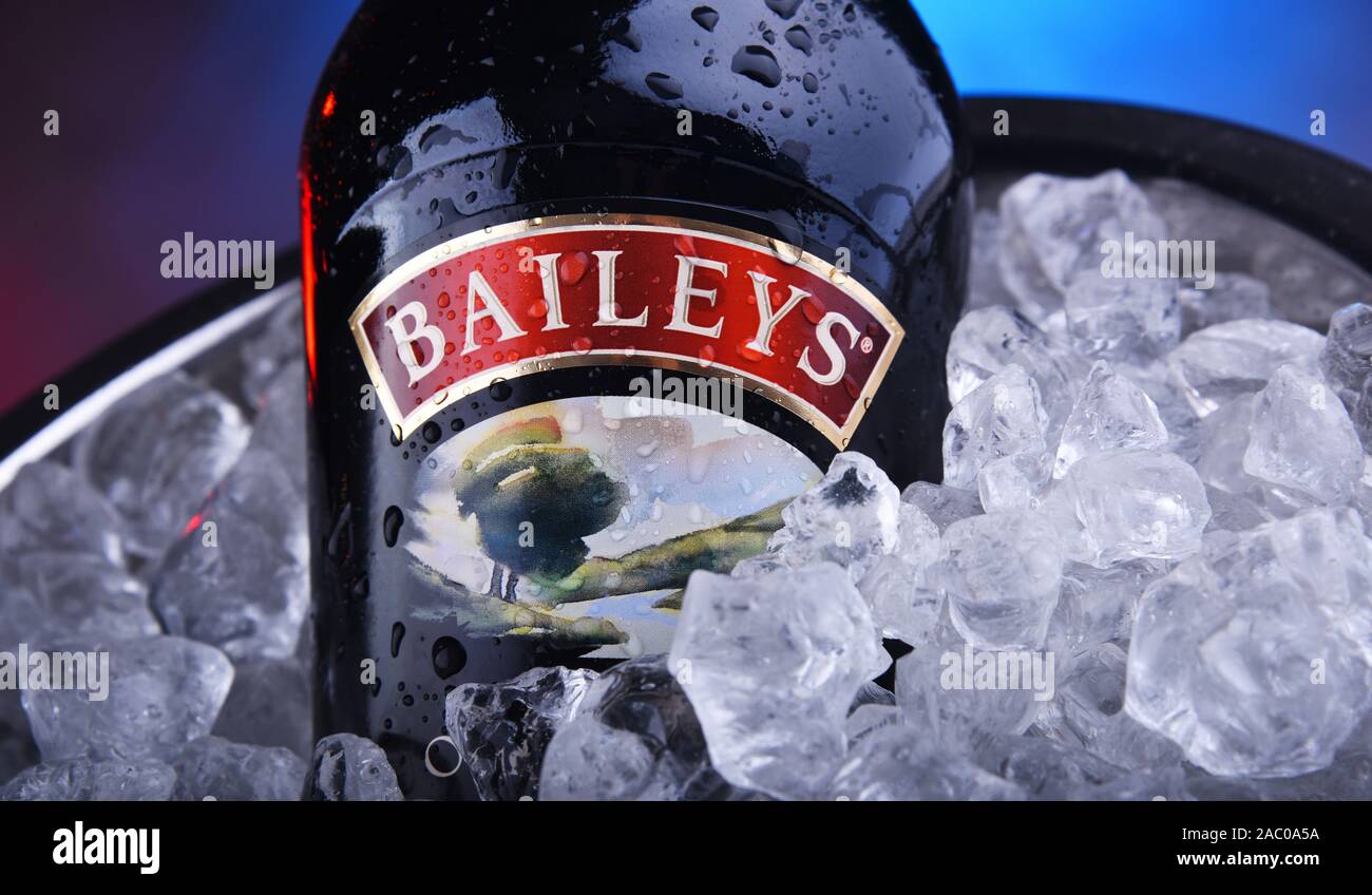POZNAN, POL - Nov 15, 2019: Botella de Baileys crema irlandesa, Irish whiskey y licor de crema, hecha por Gilbeys de Irlanda. Actualmente la marca owne Foto de stock