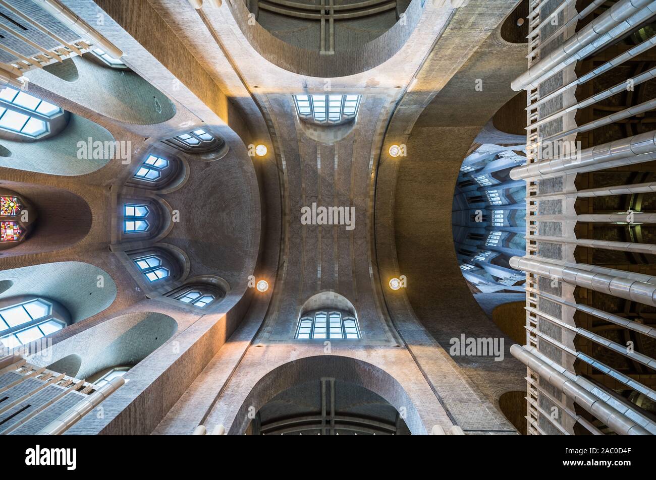 Diseño interior art deco con vitrales de la Basílica católica del Sagrado Corazón- Vista desde el piso hasta el techo Foto de stock