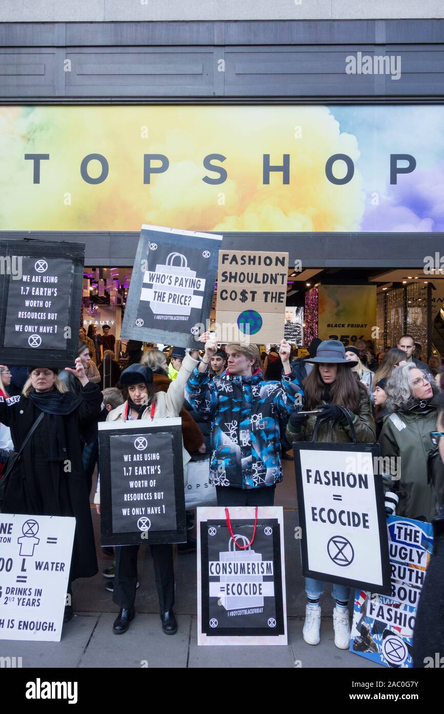 Londres, Inglaterra, Reino Unido. 29 de noviembre de 2019. Extinción rebelión protesta fuera de Top Shop en Oxford Street, Londres © Benjamin John/ Alamy Live News. Foto de stock