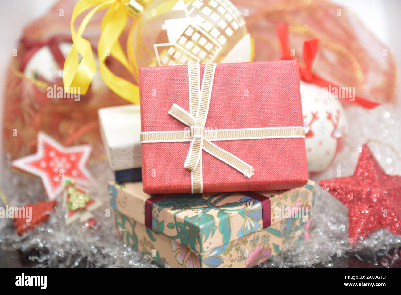 Confezione regalo por Buon Natale e felice Anno Nuovo Fotografía de stock -  Alamy