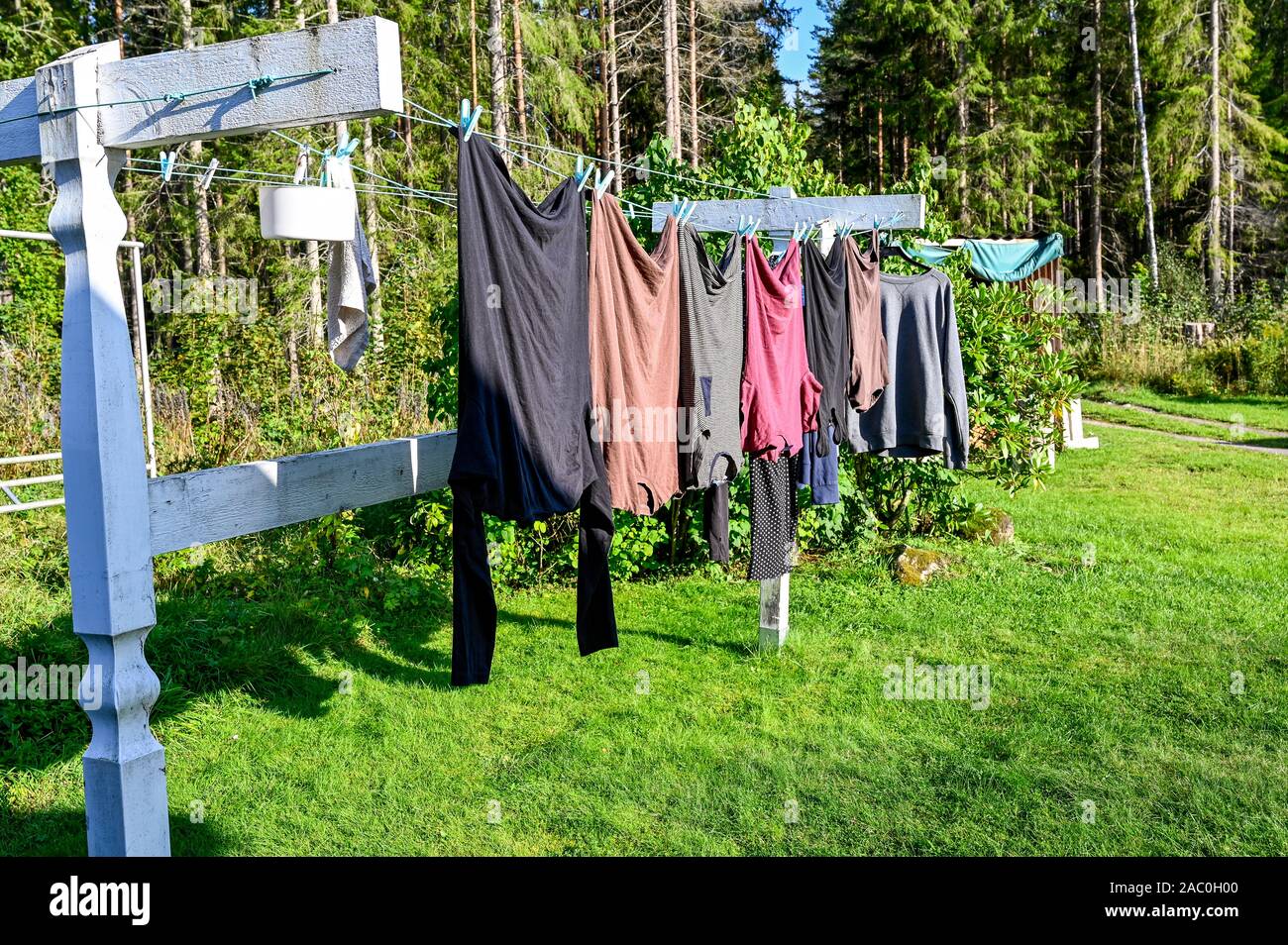 Colgar la ropa a secar al aire libre en un tendedero Fotografía de