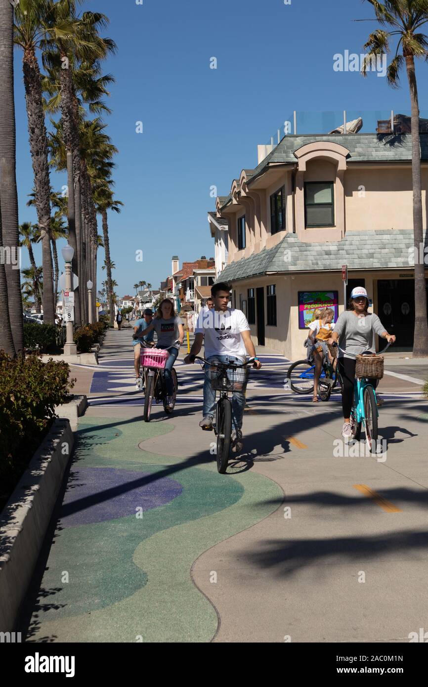Ciclismo el Newport Balboa Bike Trail Península de Balboa, Newport Beach, California, EE.UU. Foto de stock