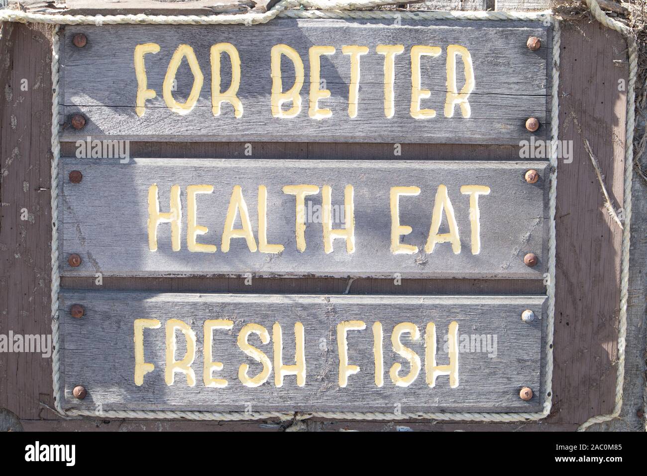 Cartel de madera para una mejor salud comer pescado fresco Península de Balboa, Newport Beach, California, EE.UU. Foto de stock