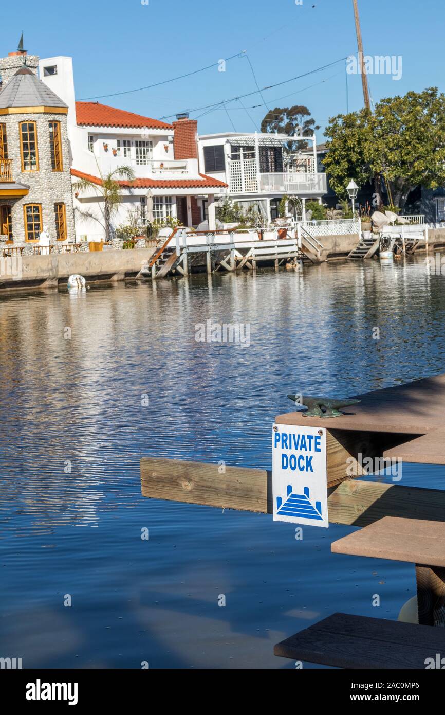 Balboa Island waterfront Homes y amarres y firmar muelle privado Newport Beach, California, EE.UU. Foto de stock