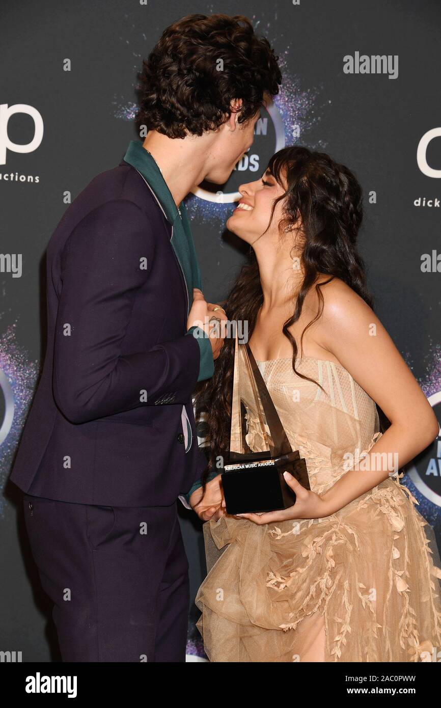 LOS ANGELES, California - 24 de noviembre: (L-R) Shawn Mendes y Camila  Cabello, ganadores de la colaboración de la concesión del año para 'señorita',  plantean en la sala de prensa durante el