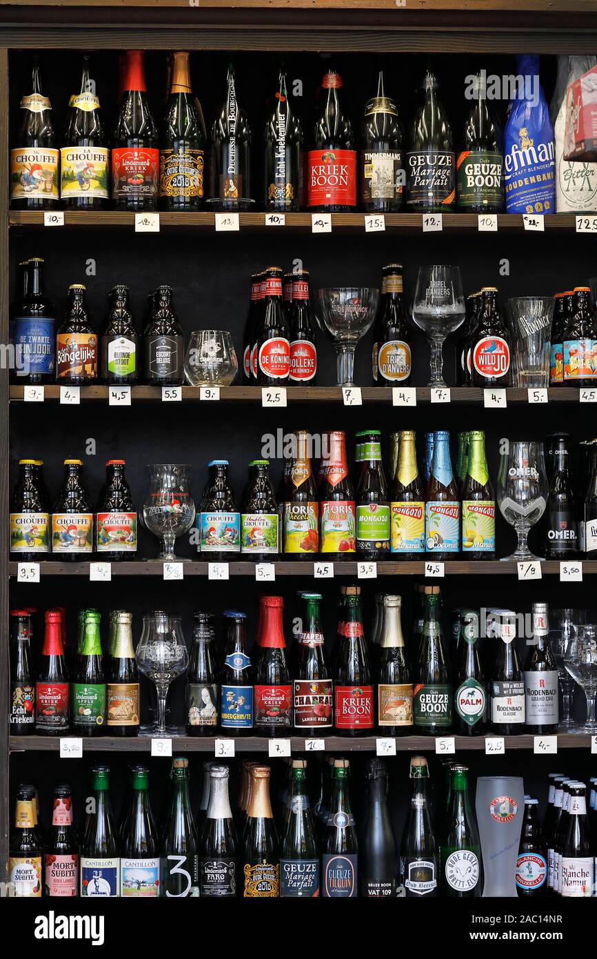 Estante con un surtido de cervezas belgas en una tienda de bebidas, Antwerp, Bélgica. Foto de stock