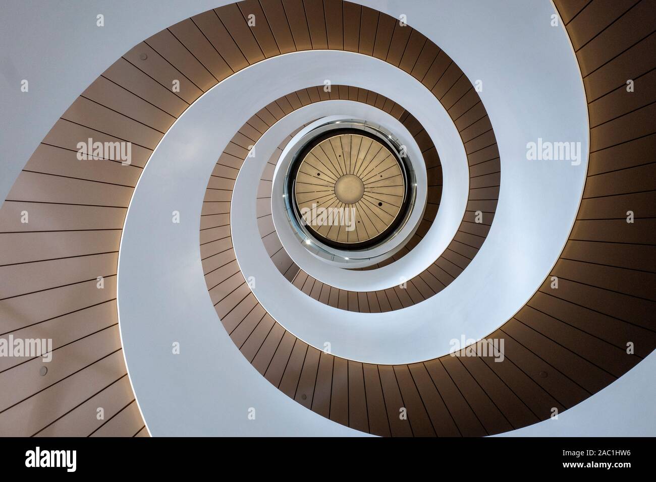 Escalera de doble hélice en el UTS en Sydney, Australia Foto de stock