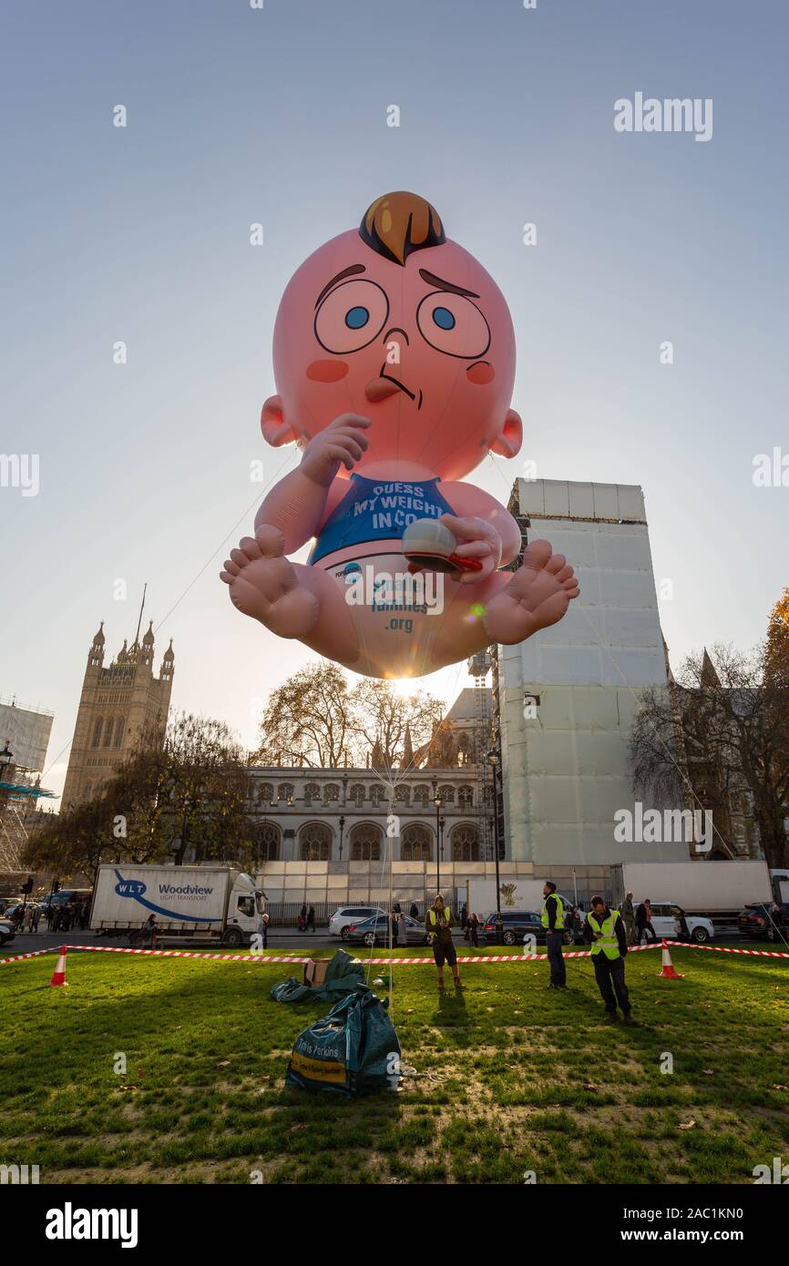 Parliament Square, Londres, Reino Unido. 29 Nov, 2019. Un bebé blimp en Parliament Square para resaltar la población humana ha crecido más allá de la tierra medios sostenibles y consumen más recursos que nuestro planeta puede regenerarse. Penelope Barritt/Alamy Live News Foto de stock