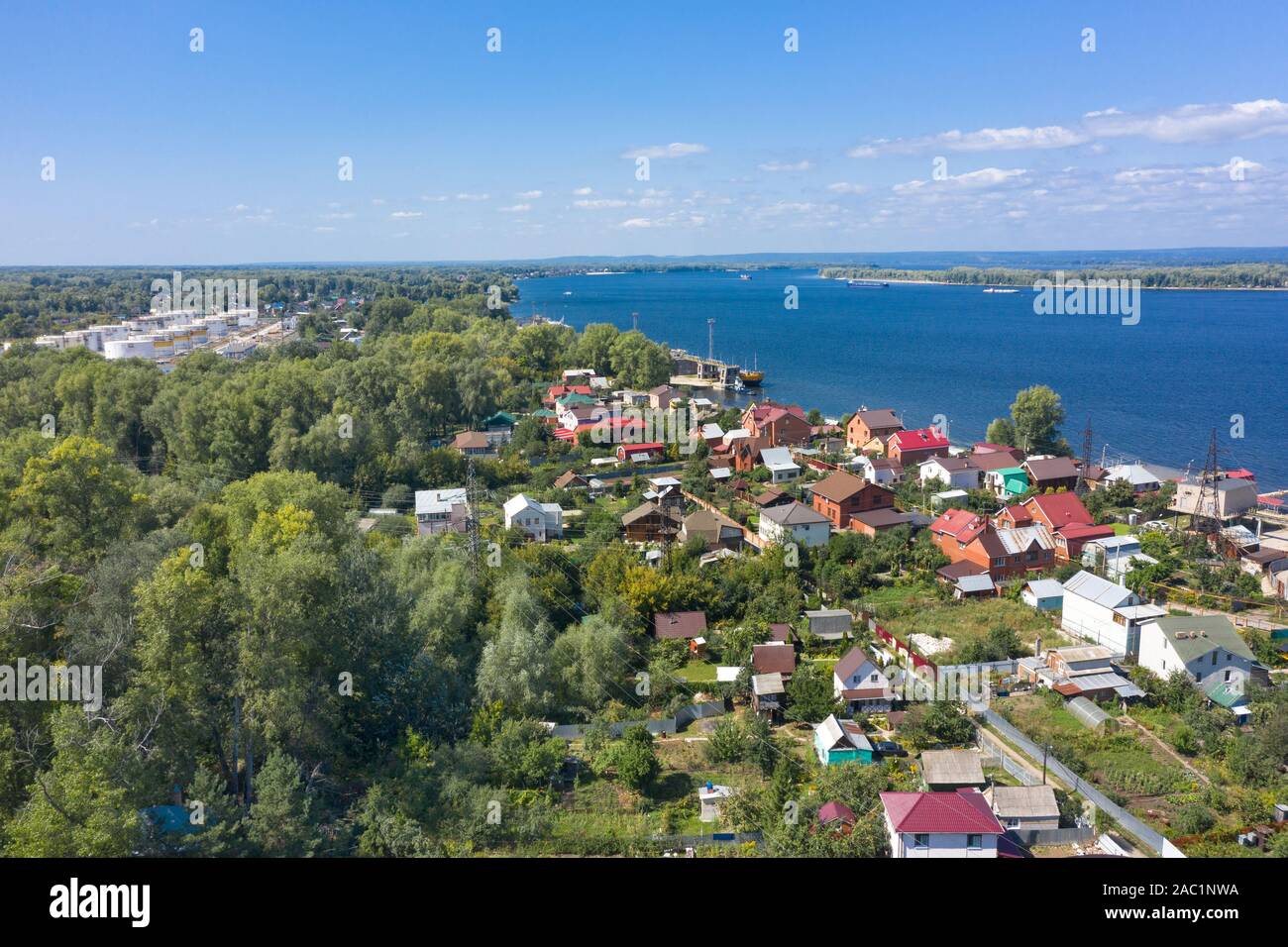 Vista superior del río Volga y casas en la costa. barcazas flotando en el río. casas de campo y parcelas por el río. Foto de stock
