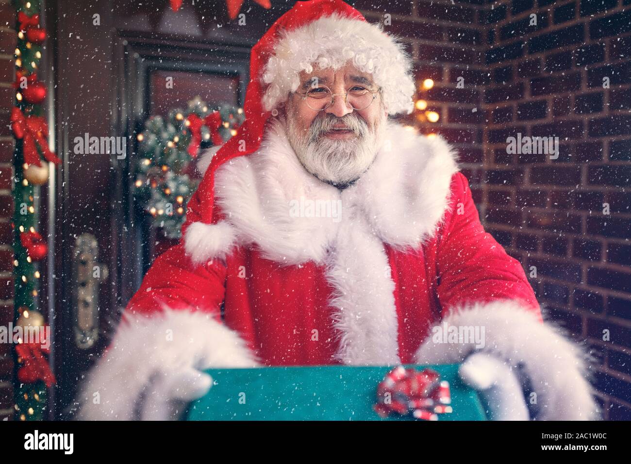 La noche de Navidad, Santa Claus sonriente traer el regalo de Navidad para los niños felices Foto de stock