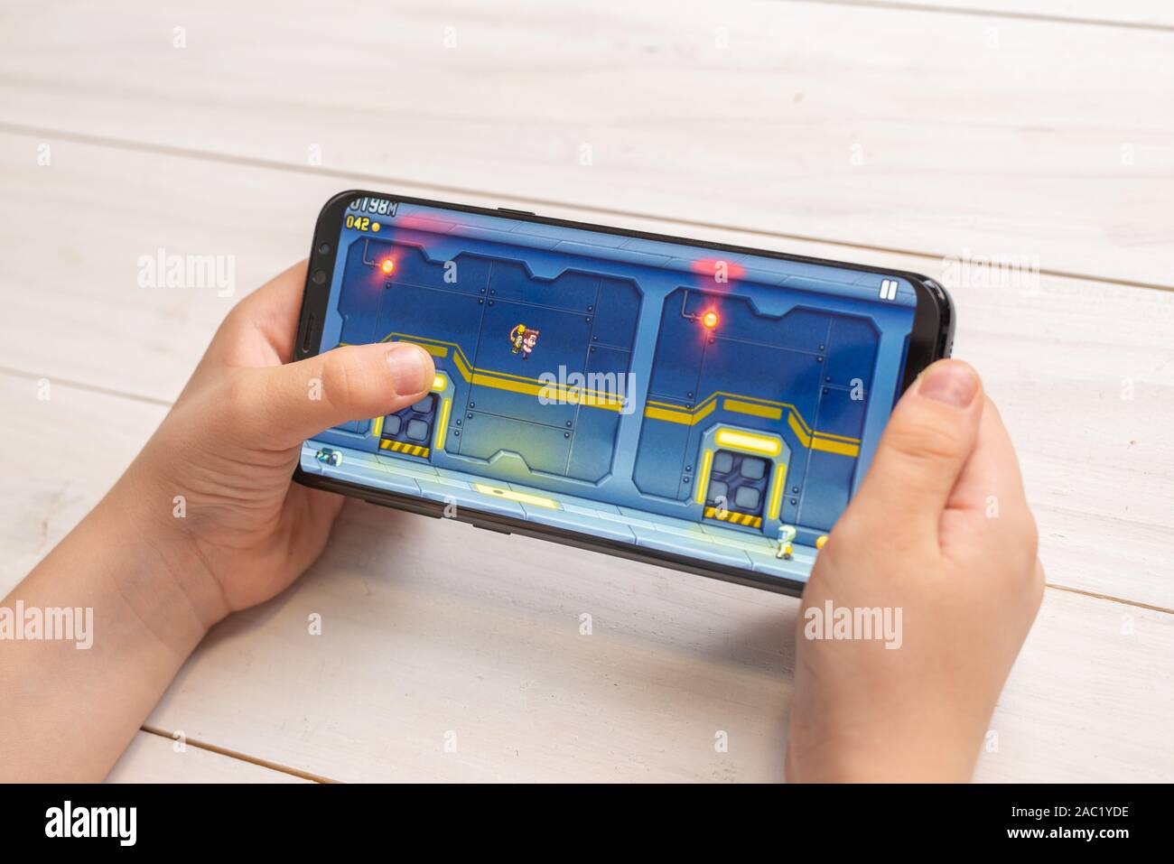 Sarajevo, Bosnia y Herzegovina - Noviembre 30, 2019: JetPack duración JoyRide juego de plataformas en el teléfono inteligente moderno en manos de cabrito de cerca Foto de stock