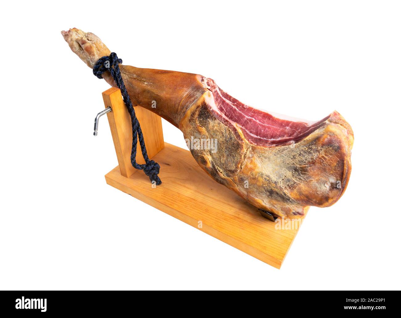 Jamon serrano. Un jamón aislado sobre fondo blanco. Jamon serrano pata