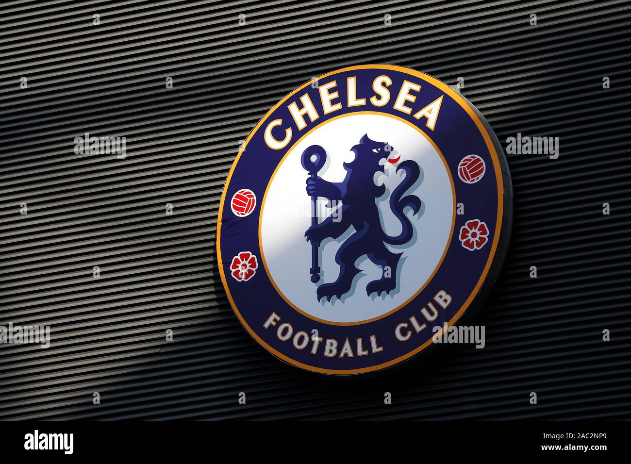 Stamford Bridge, Londres, Unido. 30 Nov, 2019. La Liga inglesa de fútbol, Chelsea contra el West Ham United, Chelsea insignia de una pared - estrictamente sólo para uso editorial. No uso
