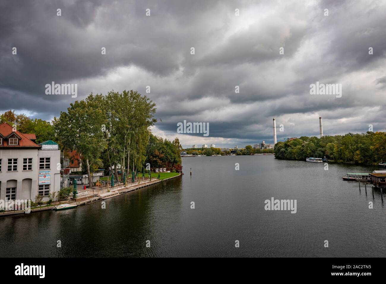 Insel Berlín sobre el río Spree junto al Treptower Park, Berlín, Alemania Foto de stock