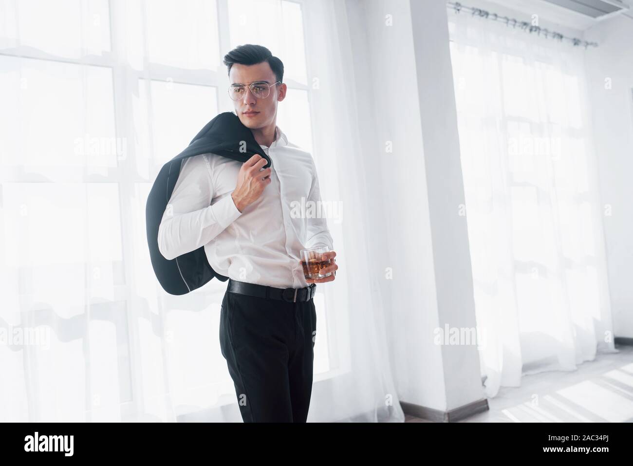 Cómo abrochar una chaqueta sin botones ¡CLAVES de la elegancia!