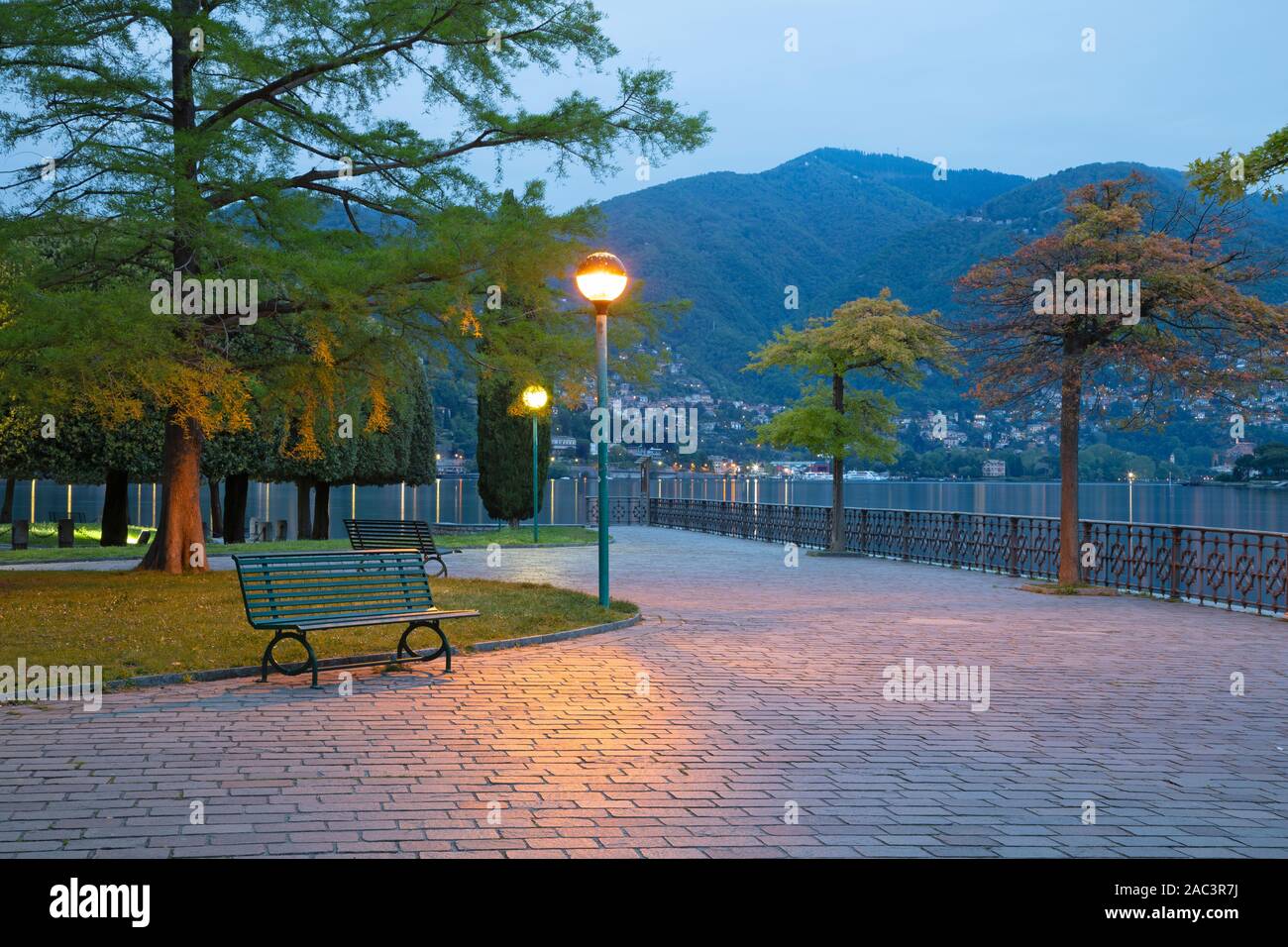 Como - el paseo marítimo de la ciudad y el lago de Como, en la mañana. Foto de stock