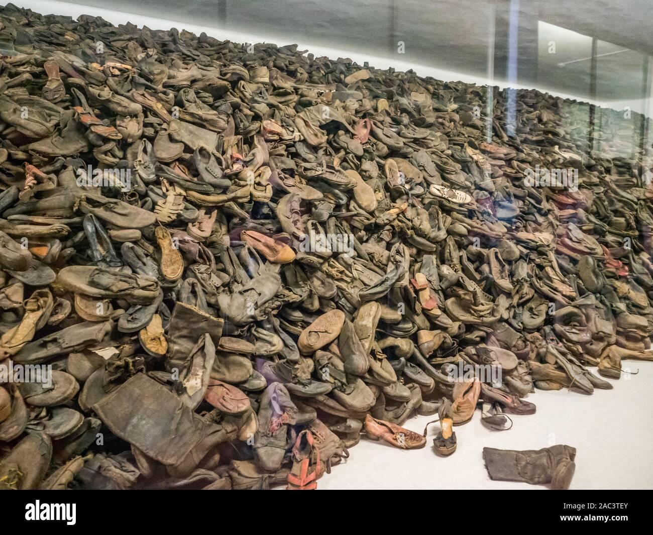 Auschwitz, Oswiecim, Polonia - Junio 05, 2019: Los zapatos de las personas  que murieron en Auschwitz. El mayor campo de concentración nazi en Europa  dur Fotografía de stock - Alamy