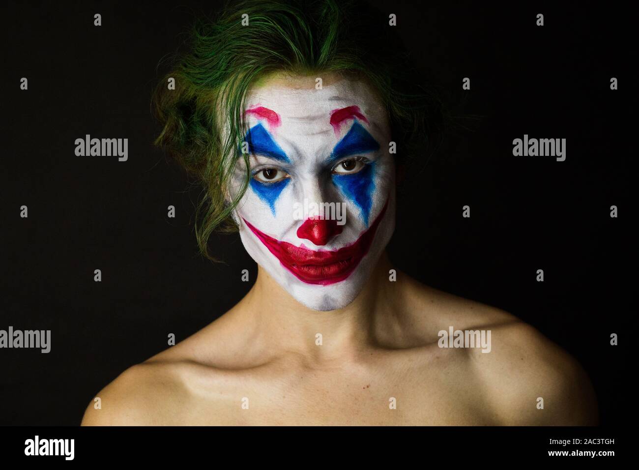 Retrato de un hombre con el maquillaje de payaso y cabello verde Fotografía de stock - Alamy Retrato de un hombre con el maquillaje de payaso y cabello verde Fotografía de stock - Alamy