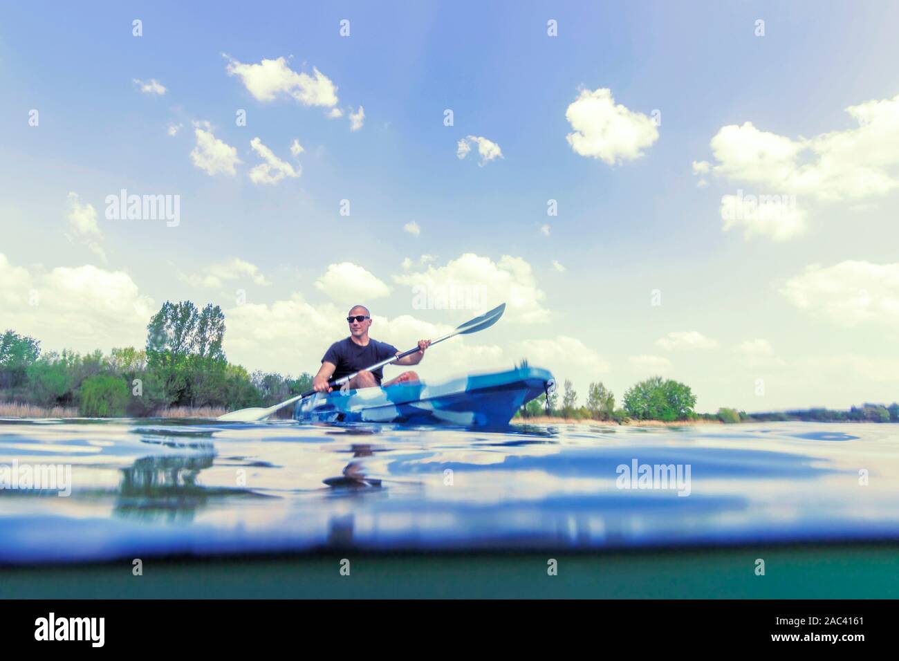 Joven Kayak en el lago, el Kayak vista submarina, Split Shot. Foto de stock