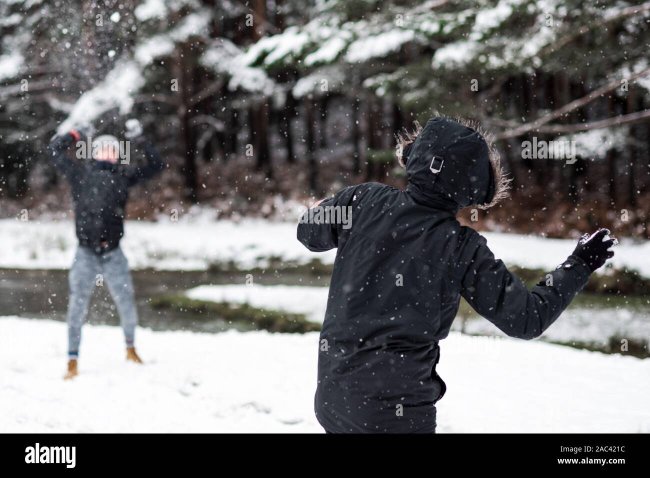 Hombre Joven En Bola De Nieve Que Lanza De La Ropa De Deportes Del Invierno  Foto de archivo - Imagen de alegre, riéndose: 109826600